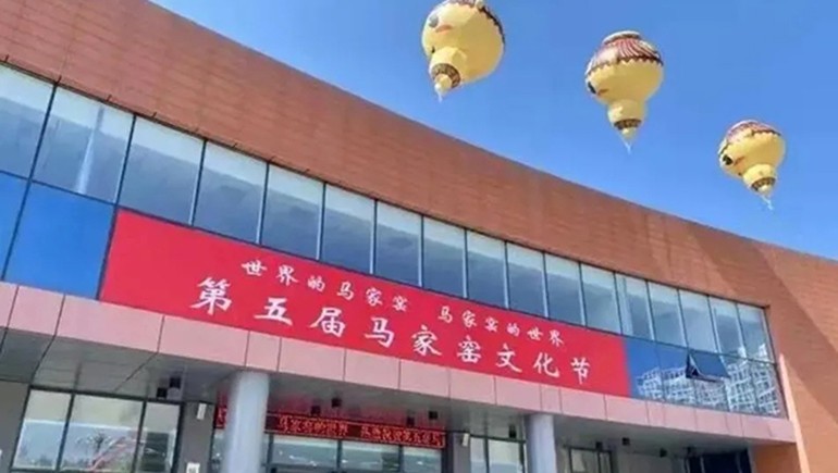 第五屆馬家窯文化節隆重開(kāi)幕，臨洮縣中小學(xué)生陶藝創(chuàng  )造大賽在奇正馬家窯文化小鎮舉行