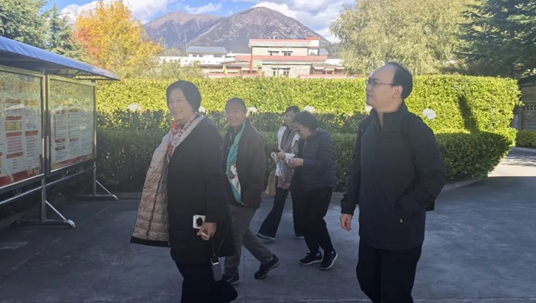高原賦能，擘畫未來(lái)——中國(guó)香妝協(xié)會(huì)專家團(tuán)蒞臨奇正指導(dǎo)藏藥化妝品產(chǎn)業(yè)發(fā)展